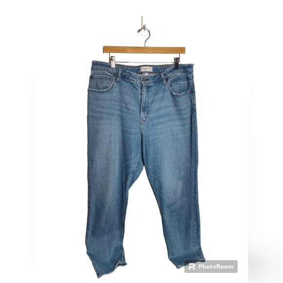 Abercrombie & Fitch The Mom High Rise Curve Love jeans, light wash, 16L/33 - Picture 1 of 9